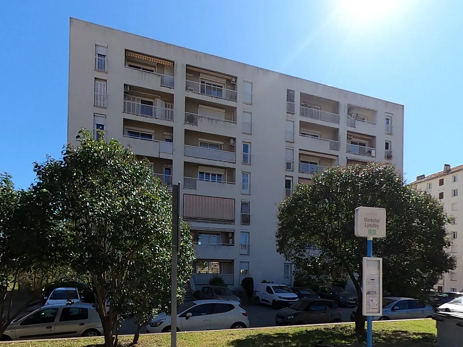 Façade d’un immeuble d’habitation à Ajaccio, en mars 2025 : balcons, stores et climatiseurs extérieurs.