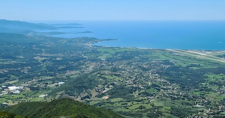 Vue aérienne de Bastelicaccia en 2024 montrant les zones résidentielles, les villas et la proximité du littoral ajaccien
