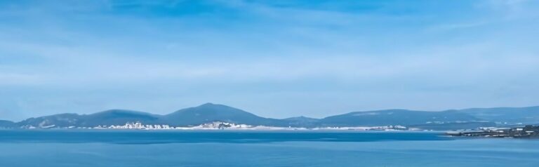 Vue panoramique sur Pietrosella en Corse du Sud avec mer et collines en arrière-plan, idéale pour achat immobilier.