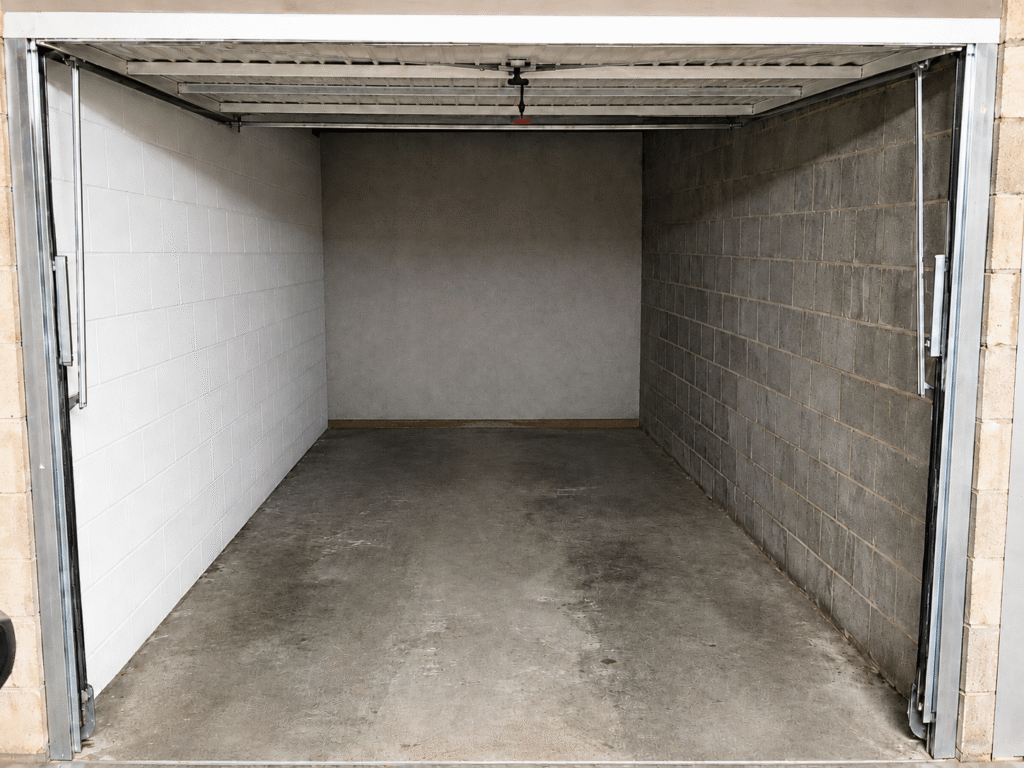 Garage fermé dans une copropriété du quartier du Finosello à Ajaccio, exemple de dépendance valorisante pour un appartement.