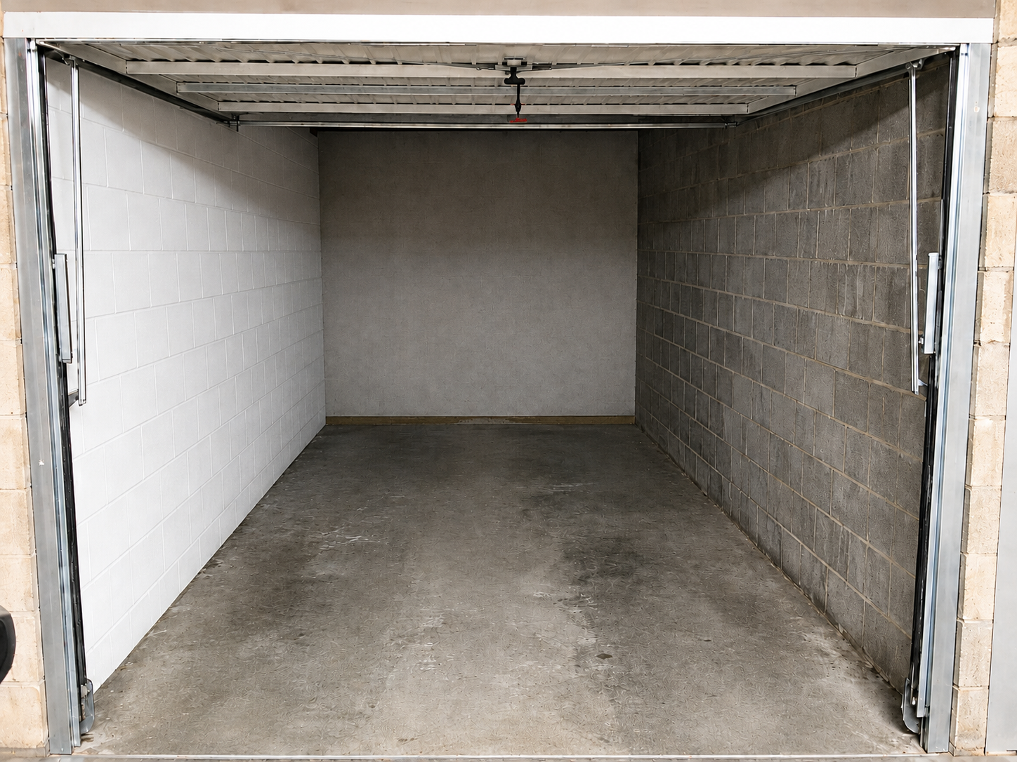 Garage fermé dans une copropriété du quartier du Finosello à Ajaccio, exemple de dépendance valorisante pour un appartement.