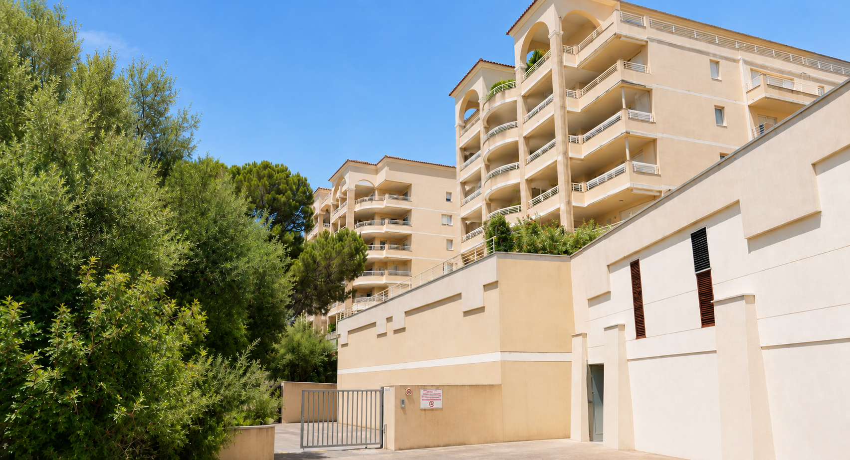 Résidence de standing au Parc Berthault, Ajaccio — architecture méditerranéenne, terrasses et accès sécurisé, segment luxe des résidences PRIMAVERA.