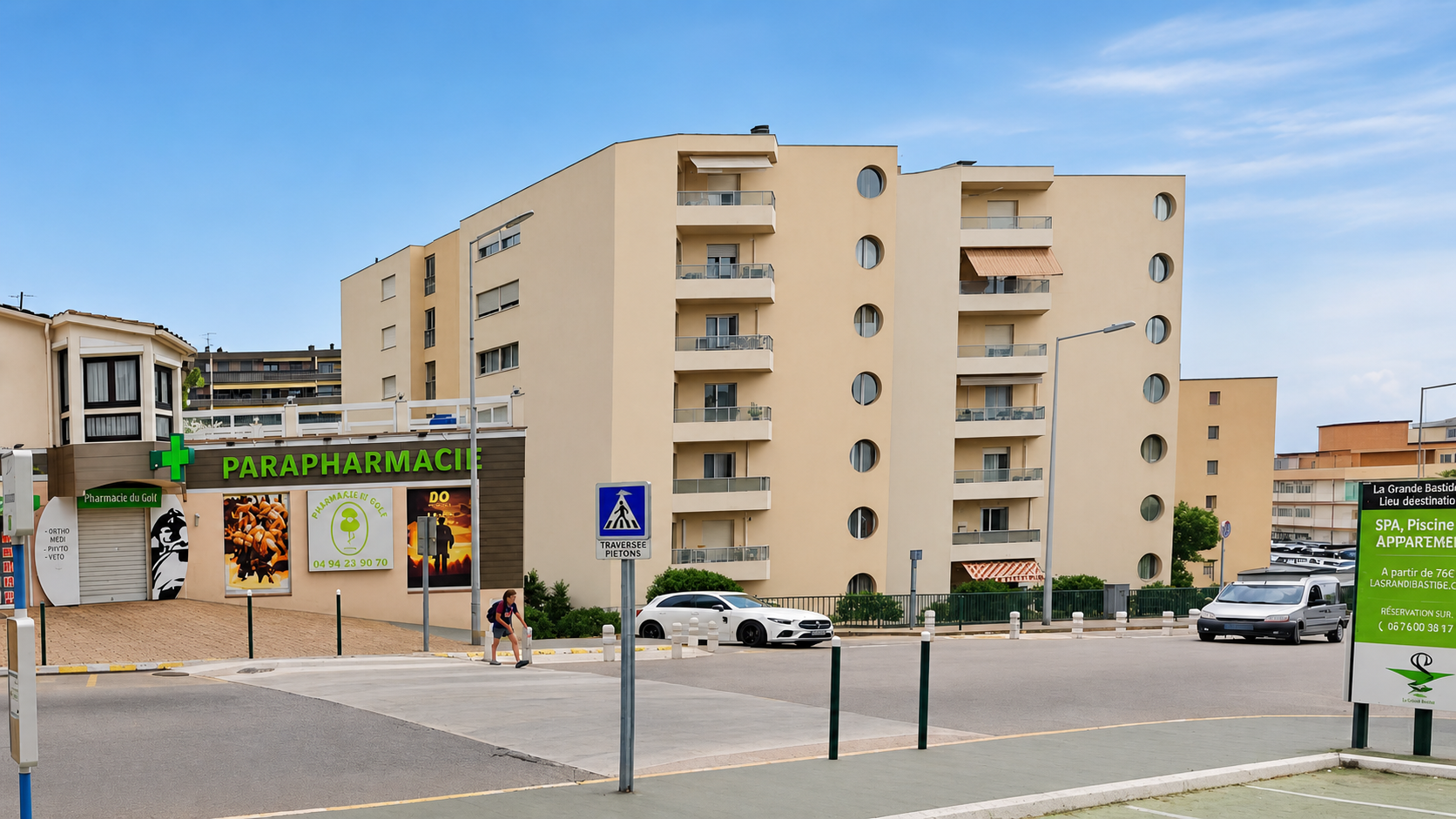 Immeuble résidentiel moderne dans le quartier Pietralba à Ajaccio, avec commerces de proximité et rue urbaine en premier plan